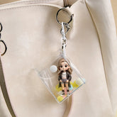 דמות מיני תלת־ממד מותאמת אישית לפי תמונה – מחוברת לתיק כאביזר מעוצב